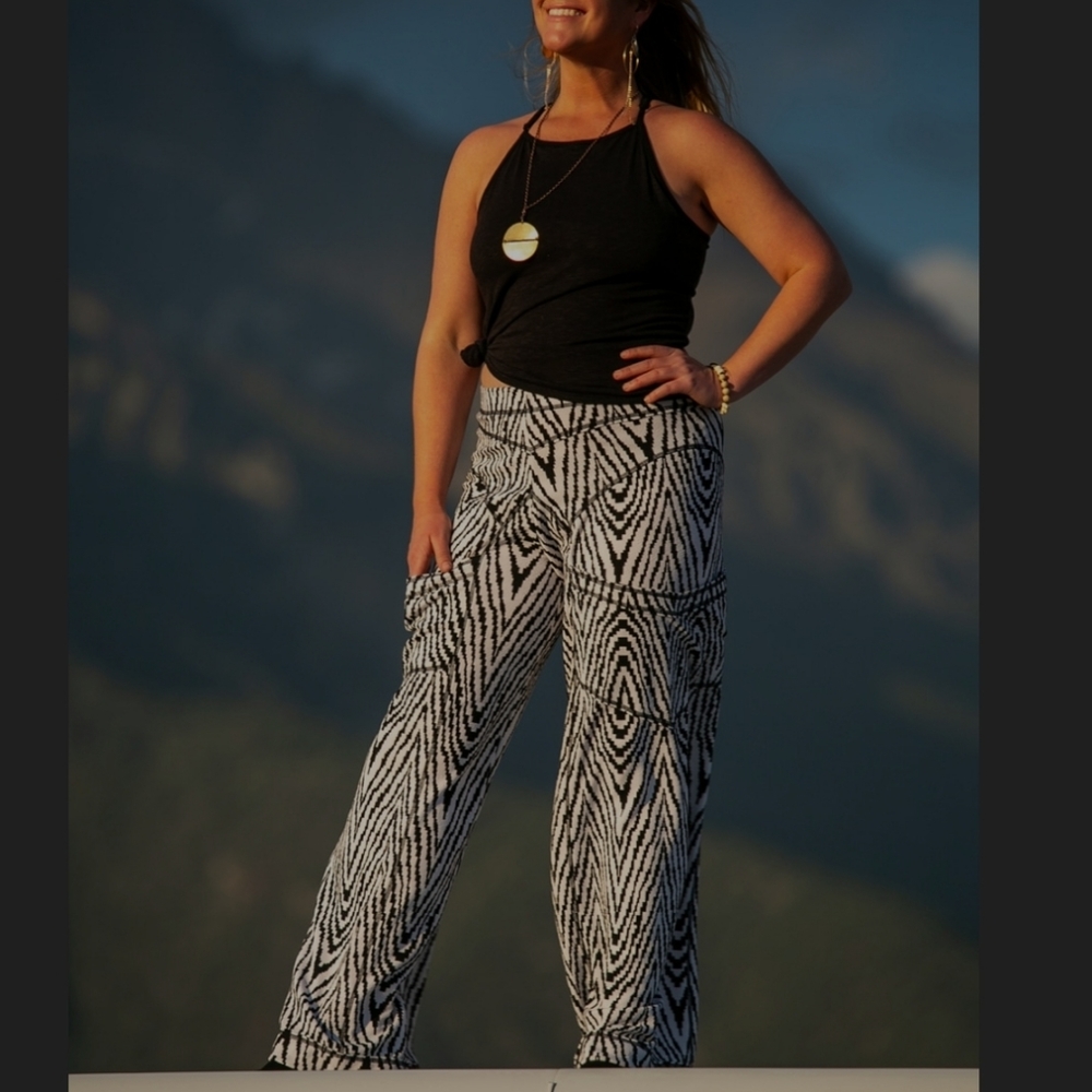 Autumn teneyl black white snakeskin pants Small